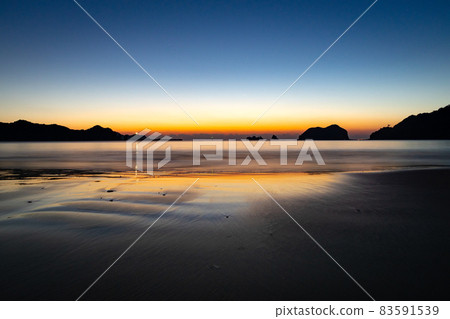 觀音崎的松島、黑島和鳥畑島,沿著被太平洋初升的太陽染成暮色的日南海岸的連波海灘一字排開。 觀音崎的松島、黑島和鳥畑島,沿著被太平洋初升的太陽染成暮色的日南海岸的連波海灘一字排開。 83591539