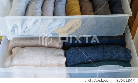 換衣服的圖片。整理衣服。 83591847