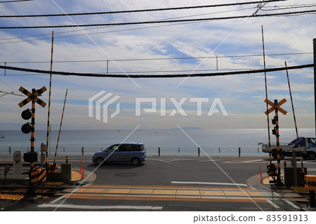 鎌倉高中前站與江之島電鐵的鐵路道口 鎌倉高中前站與江之島電鐵的鐵路道口 83591913