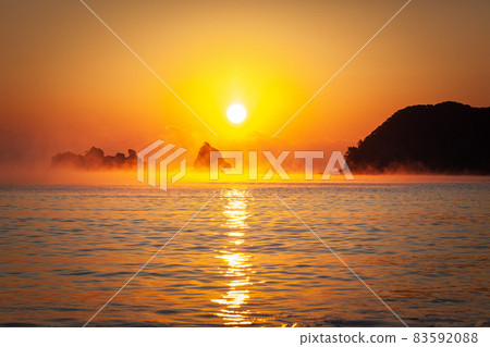 A hair storm that spreads between Matsushima and Kuroshima on Nienami Beach and Torihata Island on the Nichinan coast, which was dyed in twilight by the rising sun in the Pacific Ocean. A hair storm that spreads between Matsushima and Kuroshima on Nienami Beach and Torihata Island on the Nichinan coast, which was dyed in twilight by the rising sun in the Pacific Ocean. 83592088