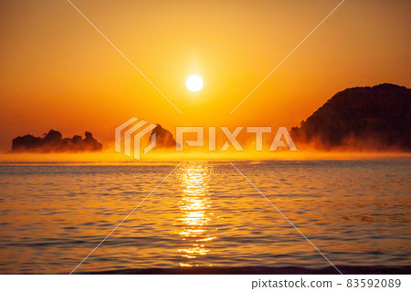 在松島和黑島之間蔓延的頭髮風暴，在日南海岸的鳥畑島和松島之間蔓延，被太平洋初升的太陽染成了黃昏。 83592089