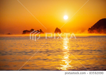 在松島和黑島之間蔓延的頭髮風暴，在日南海岸的鳥畑島和松島之間蔓延，被太平洋初升的太陽染成了黃昏。 83592090