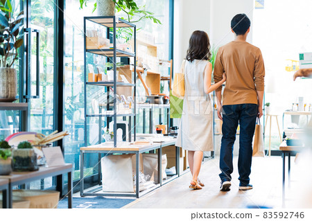 Couples, couples, shopping, shopping lifestyle 83592746