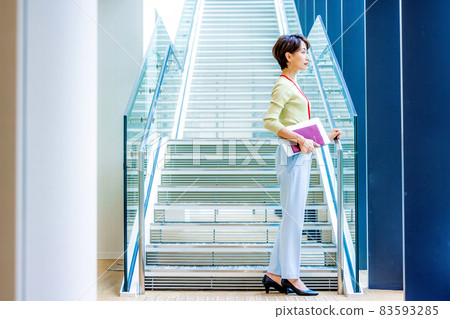 Middle woman business image shooting cooperation: LINK FOREST Middle woman business image shooting cooperation: LINK FOREST 83593285