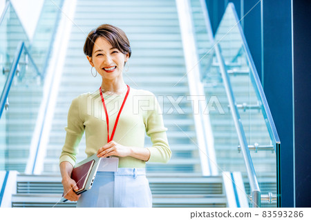 Middle woman business image shooting cooperation: LINK FOREST Middle woman business image shooting cooperation: LINK FOREST 83593286