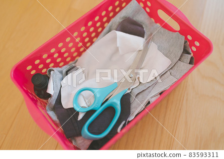 Make a waste cloth with an old T-shirt Make a waste cloth with an old T-shirt 83593311