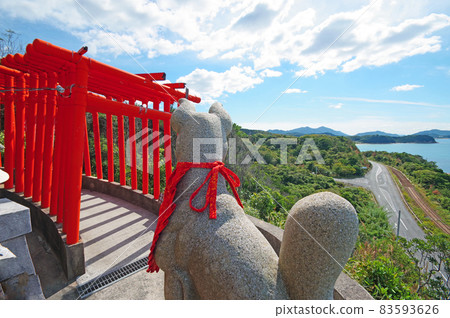 山口縣下關市福德稻荷神社 紅漆千本鳥居與大海 山口縣下關市福德稻荷神社 紅漆千本鳥居與大海 83593626