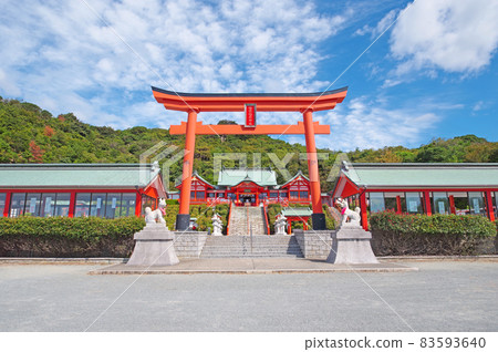 Fukutoku Inari Shrine in Shimonoseki City, Yamaguchi Prefecture Red-painted shrine and torii Fukutoku Inari Shrine in Shimonoseki City, Yamaguchi Prefecture Red-painted shrine and torii 83593640