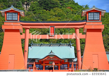 山口縣下關市福德稻荷神社內的鳥居和海傳 山口縣下關市福德稻荷神社內的鳥居和海傳 83593641