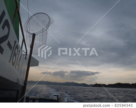 清晨,日本漁船出海捕魚,此時黎明的微光還未完全消散。 清晨,日本漁船出海捕魚,此時黎明的微光還未完全消散。 83594343