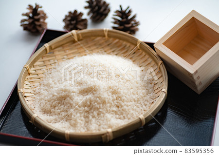 New white rice and wooden box 83595356