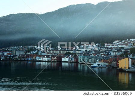 挪威卑爾根港美麗的街道 83596009