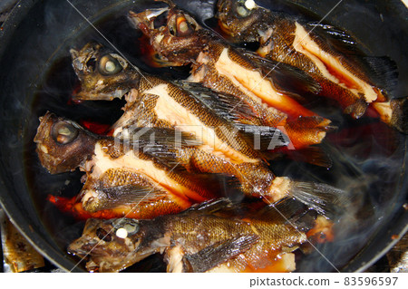 Cook small black rockfish together to boil Cook small black rockfish together to boil 83596597