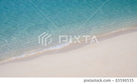 Coastal shores and sandy beaches 83598535