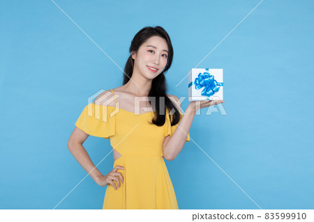 shopping event concept, beautiful Korean Asian woman in yellow summer holding gift boxdelivery box shopping event concept, beautiful Korean Asian woman in yellow summer holding gift boxdelivery box 83599910