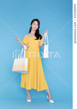 shopping event concept, beautiful Korean Asian woman with shopping bag shopping event concept, beautiful Korean Asian woman with shopping bag 83599945
