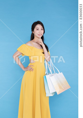 shopping event concept, beautiful Korean Asian woman with shopping bag shopping event concept, beautiful Korean Asian woman with shopping bag 83600033