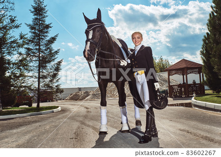 woman jockey with his horse 83602267