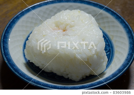 Very delicious Japanese rice balls 83603986