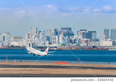 [JAL aircraft taking off from Haneda Airport Terminal 2] 83604548