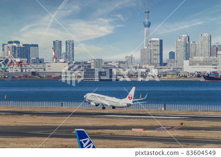 [JAL飛機從羽田機場2號航站樓起飛和東京晴空塔天空合成] 83604549