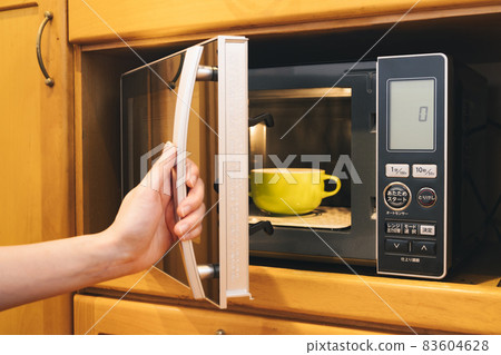 Image of using microwave oven 83604628