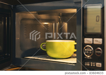 Image of using microwave oven 83604633