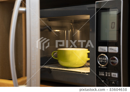 Image of using microwave oven 83604638