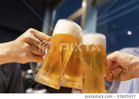 人們在餐廳敬酒杯生啤酒 83605037