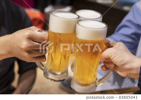 人們在餐廳敬酒杯生啤酒 83605041