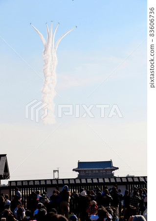 Blue Impulse, flying over the Heijo Palace ruins, entering from the Suzakumon side, aerial flowering, vertical position, part 3 83606736