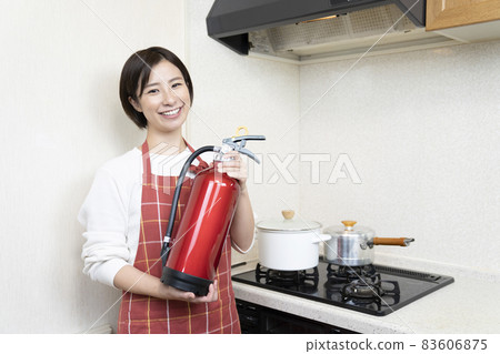 廚房裡拿著滅火器的女人 83606875