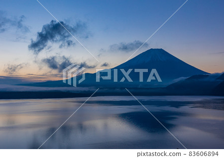 (Yamanashi Prefecture) Mt. Fuji seen from Lake Motosu at dawn 83606894