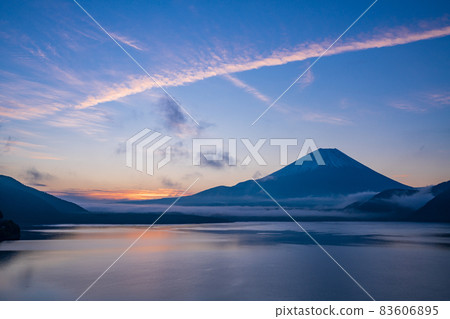 (Yamanashi Prefecture) Mt. Fuji seen from Lake Motosu at dawn (Yamanashi Prefecture) Mt. Fuji seen from Lake Motosu at dawn 83606895