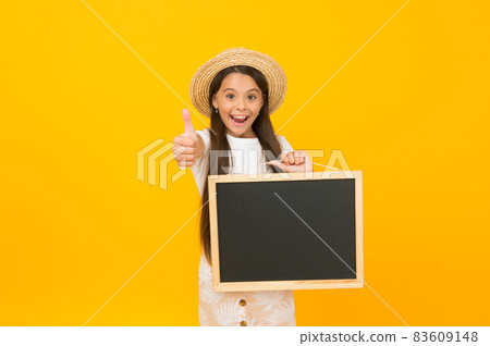 Little girl summer style hold blackboard announcement copy space, recommend goods concept 83609148