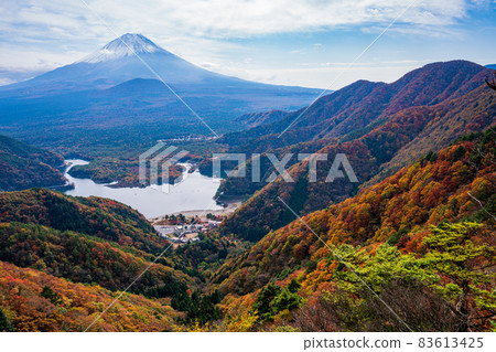 (Yamanashi Prefecture) Lake Shoji and Mt. Fuji overlooking the autumn leaves of Shoji Pass (Yamanashi Prefecture) Lake Shoji and Mt. Fuji overlooking the autumn leaves of Shoji Pass 83613425