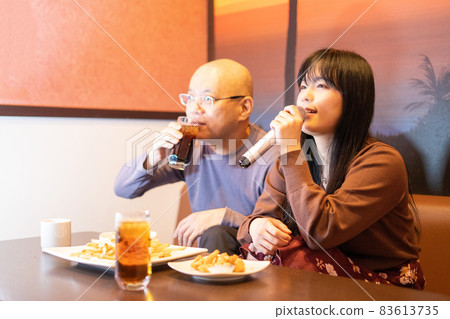 男人和女人享受卡拉OK 83613735