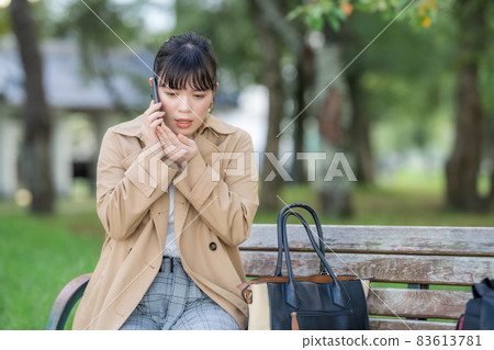 A woman who consults on a smartphone 83613781
