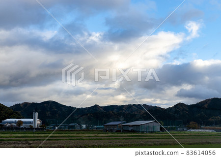 多雲的天空和鄉村景觀 83614056