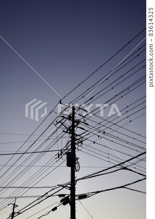 電報柱子和藍天 電報柱子和藍天 83614325