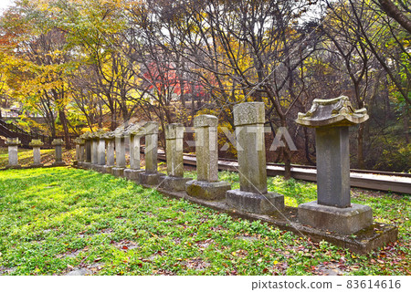 秋天染紅的山寺石碑 83614616