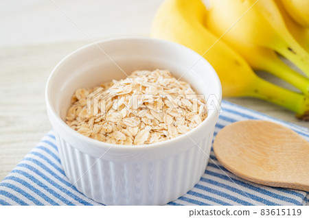 燕麥片和香蕉 燕麥片和香蕉 83615119