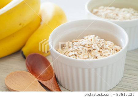Breakfast image Rolled oats and banana 83615125