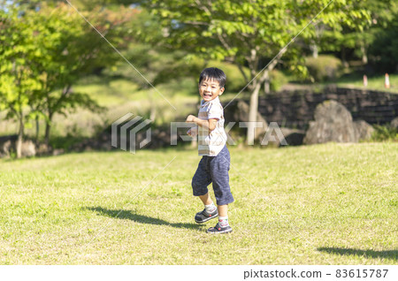 4歲男孩在草坪上跑來跑去 83615787