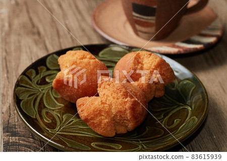 沖繩小吃，新鮮炸脆的sata andagi 83615939