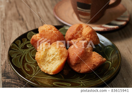 沖繩小吃，新鮮炸脆的sata andagi 83615941