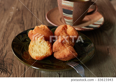 沖繩小吃,新鮮炸脆的sata andagi 沖繩小吃,新鮮炸脆的sata andagi 83615943