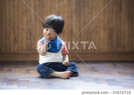 1 year old boy 83618728