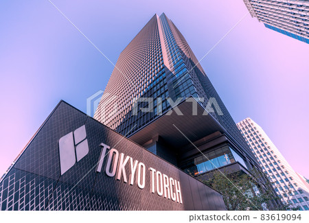 出現在日本東京城市景觀“Gofukubashi”交叉口前的摩天大樓、摩天大樓、常盤橋塔 83619094