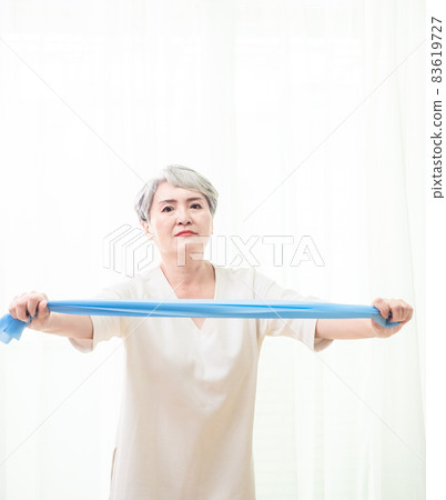 亞洲成熟女性居家運動美體,增加抵抗力。 亞洲成熟女性居家運動美體,增加抵抗力。 83619727